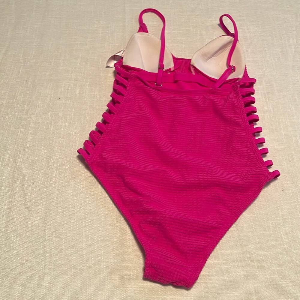 NEW. Size medium - Picture 2 of 2